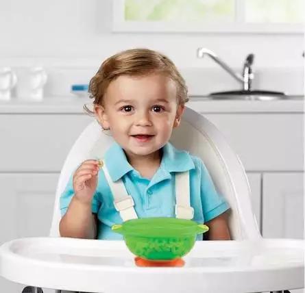 宝宝自己吃饭勺子老是翻过来,宝宝吃饭碗翻了