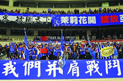 吴曦庆祝胜利晋级就是硬道理,吴曦为国足拼的头破血流