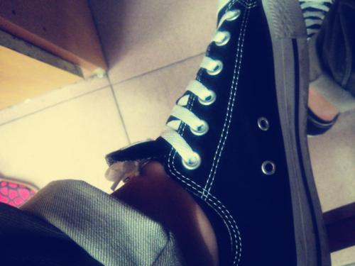 鞋舌一体不跟脚怎么办,鞋舌一只歪一只不歪质量问题吗