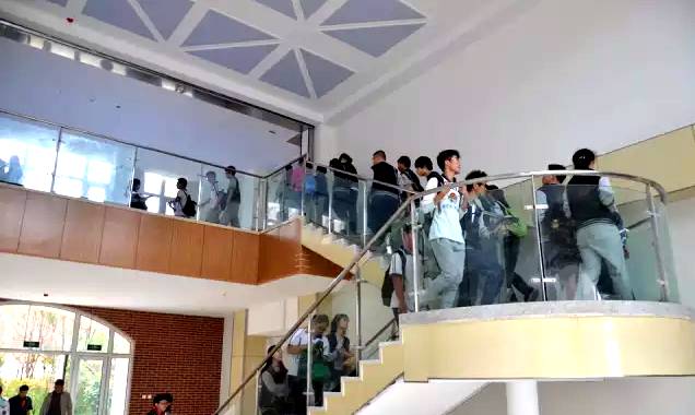 天呐青岛新九中“燃爆”了！英伦范儿、德国标准球场、配有西餐厅比老校区大了5倍！