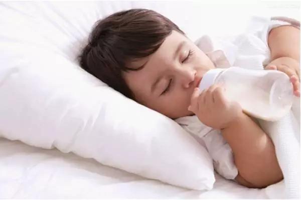 给小孩买奶粉有什么注意的,孩子的事是大事