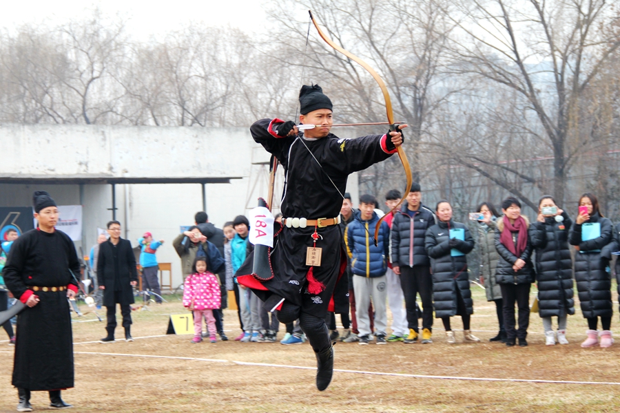 穿汉服弯弓引箭,穿汉服射箭视频
