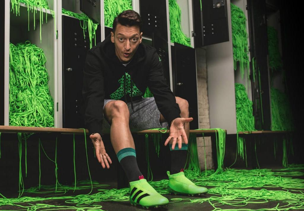 厄祖这双亮闪闪的鞋，用料竟然和手机壳一样