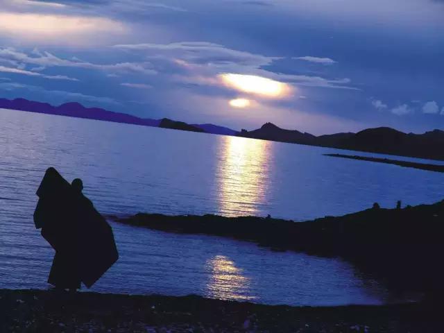 他有无数的旅行故事，还在拉萨开了家书店，收藏了上万部文艺电影