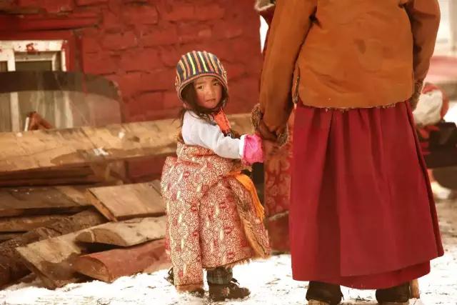 他有无数的旅行故事，还在拉萨开了家书店，收藏了上万部文艺电影