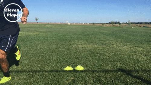 足球技巧8种过人教学,足球左扣右拨变向运球过人