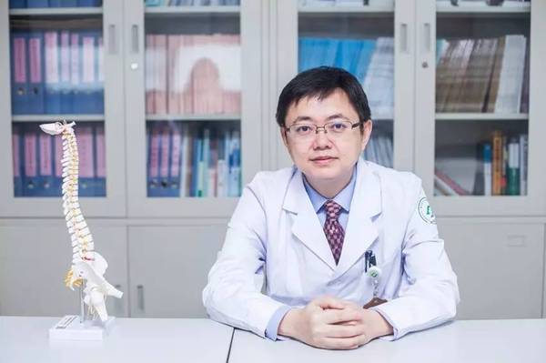 脖子疼要看关节骨科还是脊柱科,脖子疼应该看神经外科还是内科