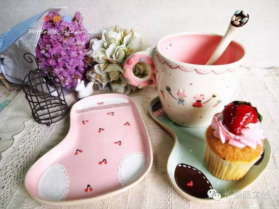 别拦我，我要吃了那些餐具