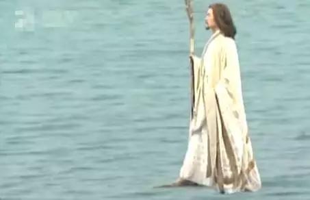 水上漂竹子怎么做到的,一根竹子水上漂的视频