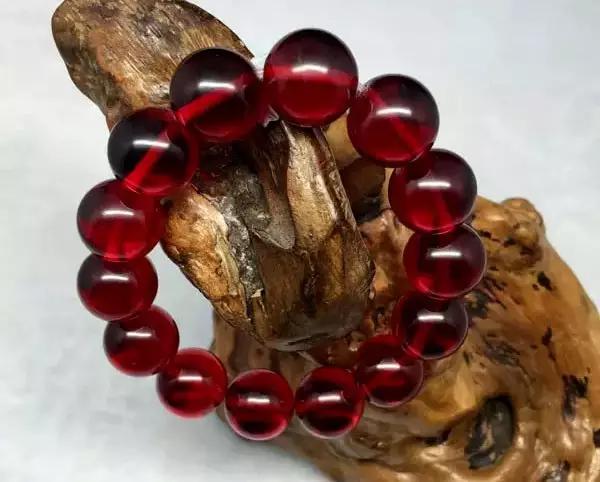 抚顺琥珀血珀好还是蓝珀好,琥珀蜜蜡哪种有收藏价值