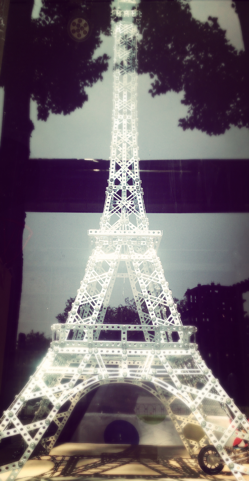 埃菲尔铁塔是怎样建成,埃菲尔铁塔怎么建成的