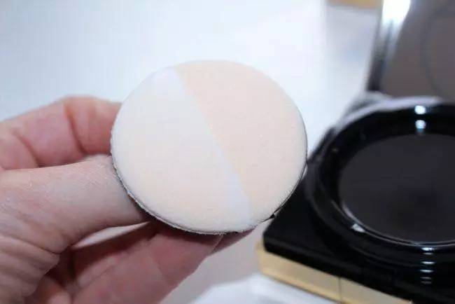 ysl圣罗兰聚焦光感蕾丝气垫,ysl的气垫卡粉吗