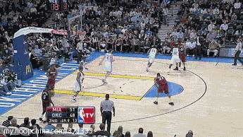 胯下运球回拉虚晃投篮,反胯下拉回晃倒防守球员细节