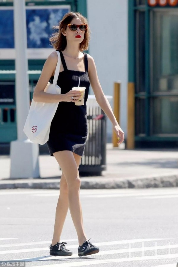 运动鞋配什么连衣裙子好看,运动鞋与裙子怎么搭出高级感