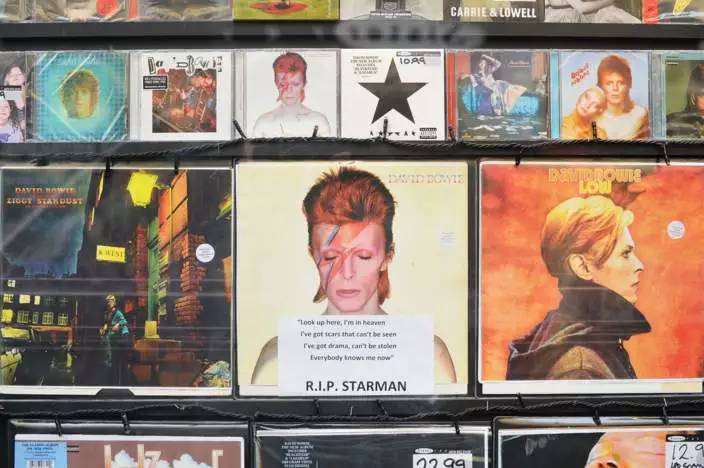 英*歌国**坛“老炮”鲍伊陨落星辰