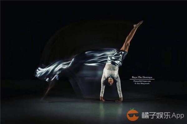 他用一条腿征服了全场观众,一只腿跳街舞震惊全场