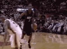 反胯下拉回晃倒防守球员细节,胯下急停拉回运球怎么把人晃倒