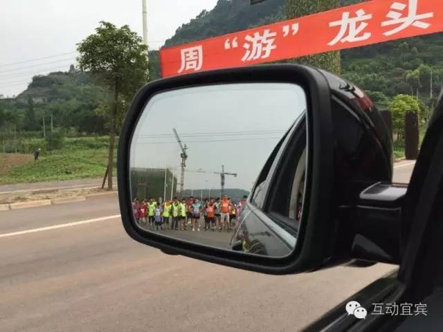 哇塞，龙头山好热闹，人人都在领奖品！