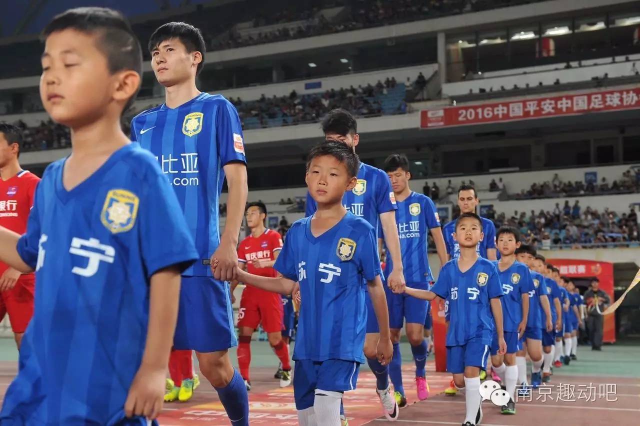 从男神经病到男神只差一个苏宁小球童的距离~