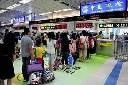 85岁阿婆带了4瓶止咳露入境，这一次深检君又创新了……