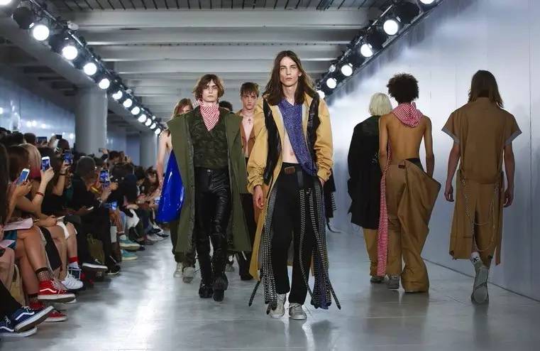 2011伦敦春夏时装周最后一场视频,burberry伦敦时装周2024