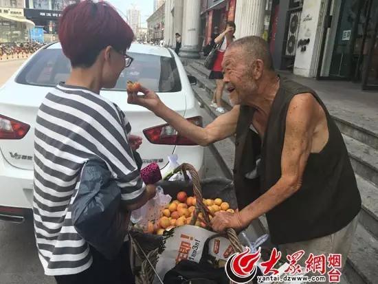 烟台“樱桃大爷”回来了，这次来卖杏，不到一天就卖完！