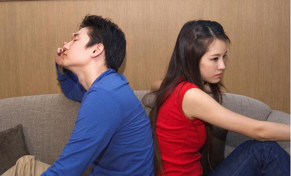 男朋友劈腿我该如何调整心态,男朋友劈腿了想前任怎么办