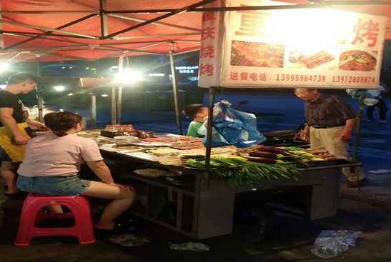 小伙摆摊卖烧烤一个月5万,卖烧烤一年赚10万