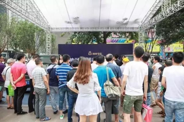 神州专车9·3阅兵车开到重庆，不少市民上车体验