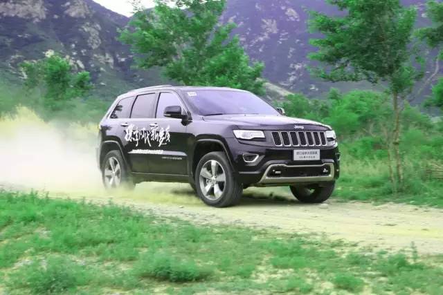 试驾全新大切诺基夜视视角,深度试驾14款大切诺基