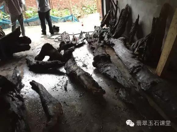 拆70年老宅发现100多年前的乌木,农民挖出一个天价的乌木