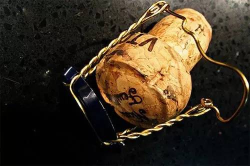 香槟酒的瓶塞是怎么装进去的,为什么香槟的酒塞是蘑菇形状