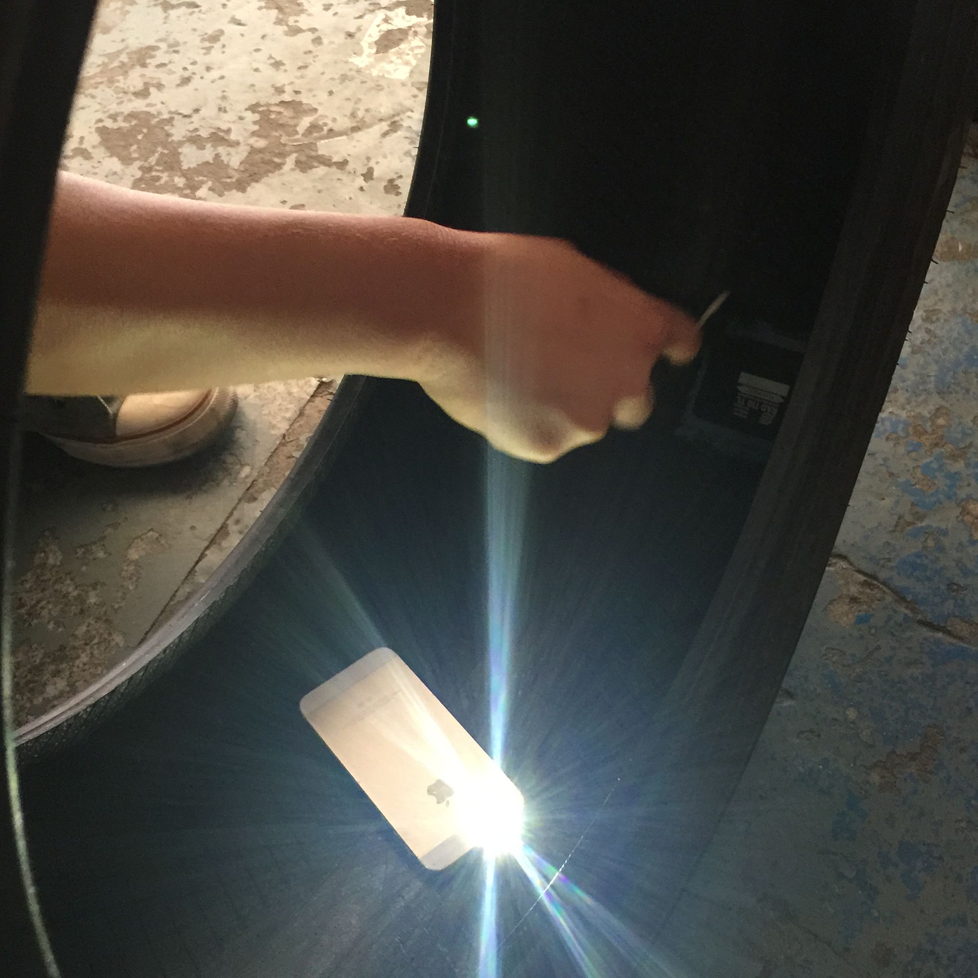 倒霉轮胎扎钉子,倒霉汽车轮胎被扎