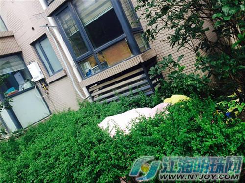 南通中港城八旬老太悬在窗外邻居们齐心协力将其救下