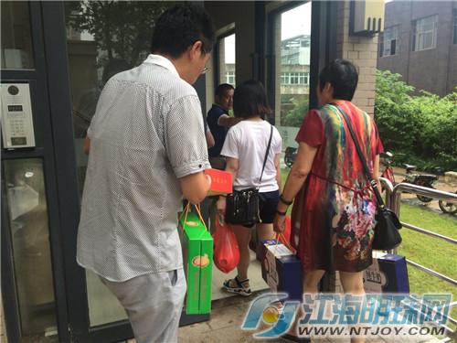 南通中港城八旬老太悬在窗外邻居们齐心协力将其救下