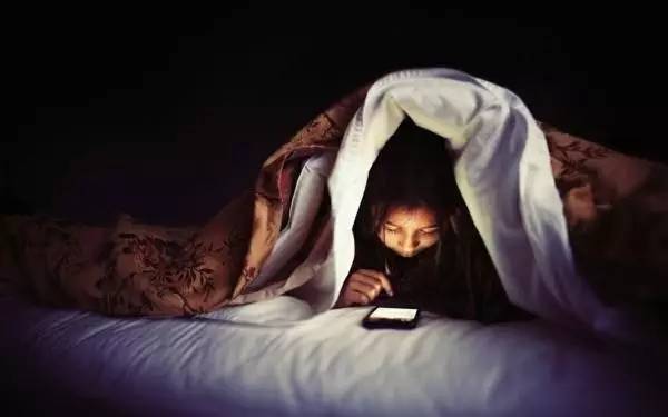 以前的同学突然加你微信又不说话,多年不见的老同学突然联系