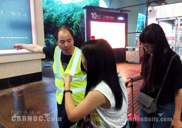 暴雨带来了一丝凉意,暴雨中的机场