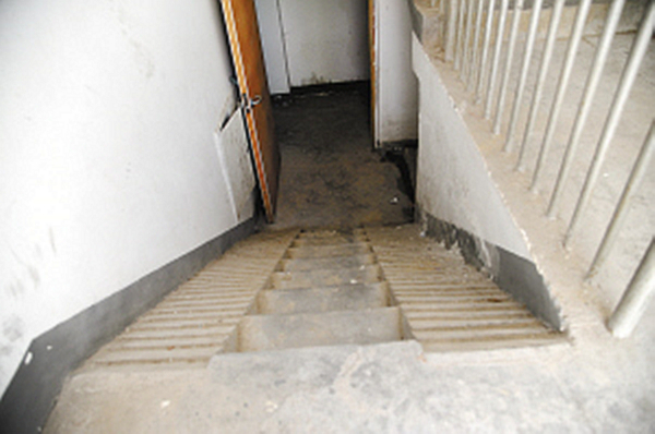 弱电箱附近漏水,弱电箱漏水是开发商线管问题吗