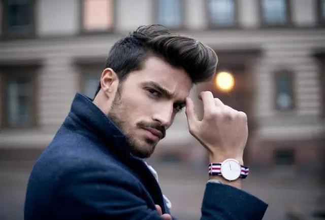 dw手表是上电子的么,dw手表里面是水晶吗