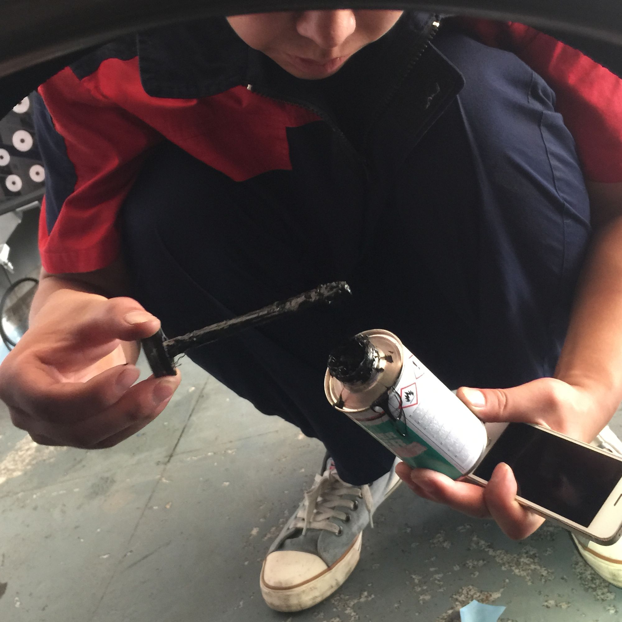 倒霉轮胎扎钉子,倒霉汽车轮胎被扎