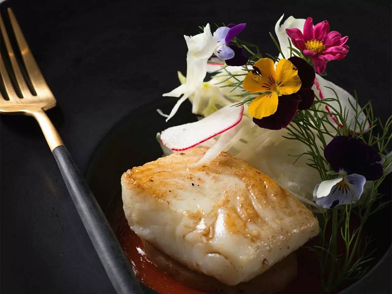 这位当过服装设计师的餐厅老板,搬了一座巴黎花园到餐厅,女孩们