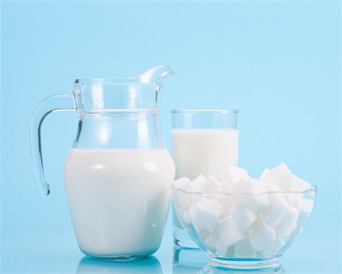 鲜奶和配方奶青少年喝哪个好,鲜奶和配方奶粉对比