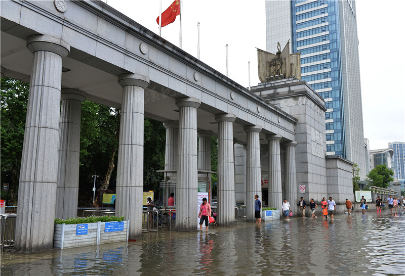 读图|沙袋筑防、架设人行栈桥...我们在这里与水抗争