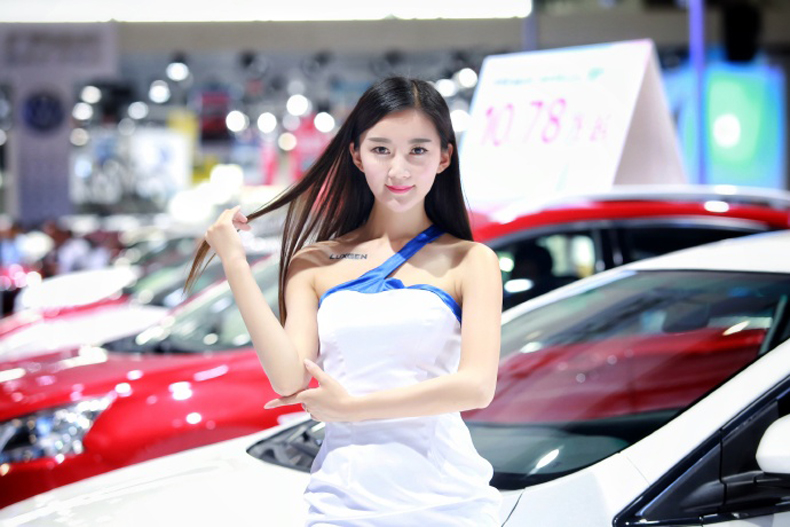中原车展：清纯车模皮肤白皙诱万人空巷
