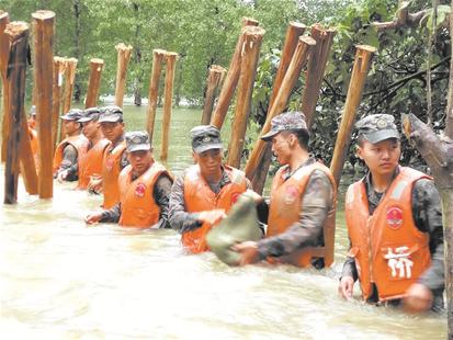 抗洪救灾双胞胎兄弟,抗洪一线00后双胞胎兄弟并肩冲锋