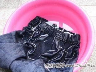 怎样洗牛仔裤不容易脱色,怎样洗牛仔裤不容易掉色