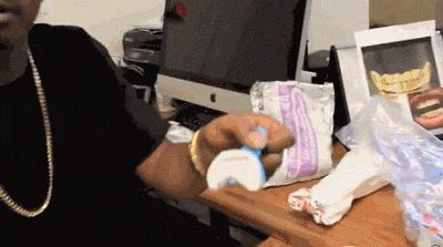 关于最近超火的金牙,你要知道这4件事(起码要知道怎么戴上去吧)