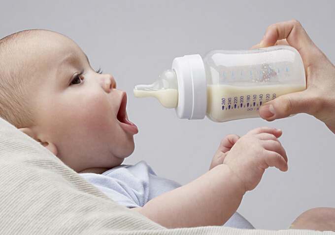 什么情况下婴儿需要喝配方奶 (宝宝三周岁以后要不要喝配方奶了)