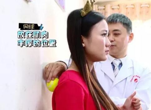 怎样按摩后背简单手法视频,后背保健按摩手法教程