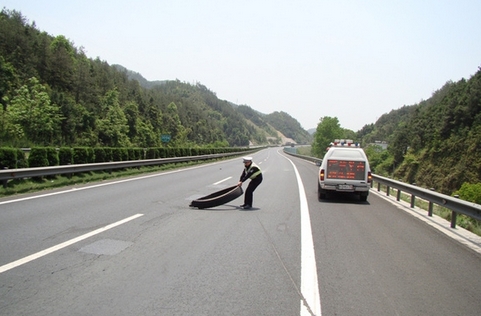 新手下雨天跑高速注意什么呢,新手开夜车上高速注意哪些事项